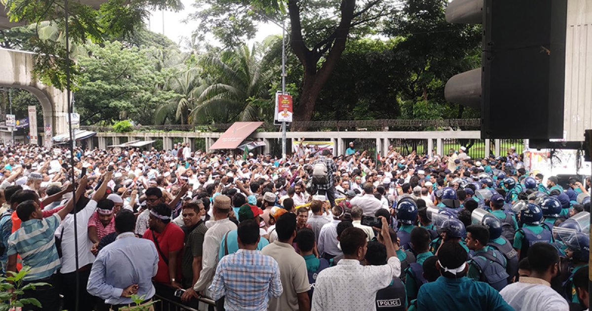 শিক্ষকদের ১২ প্রতিনিধি সচিবালয়ে, রাস্তায় অপেক্ষমাণ বাকিরা