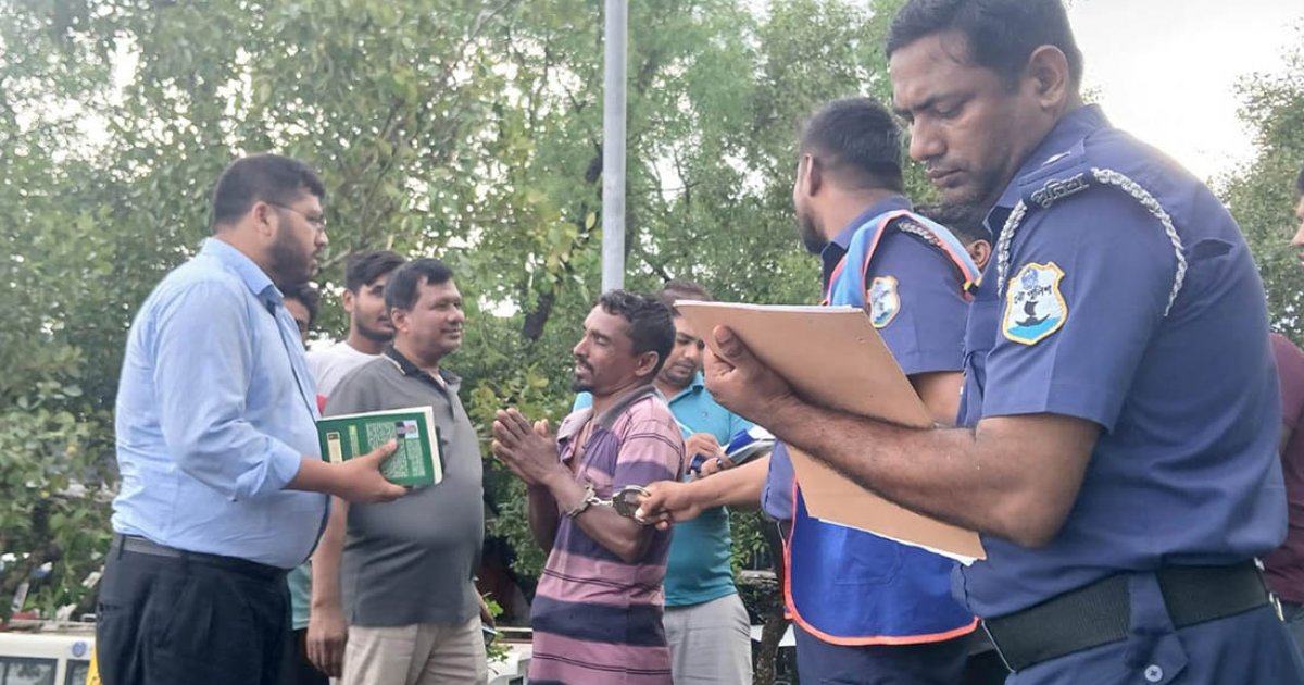 সুন্দরবনের তীর থেকে বালু উত্তোলনকালে ব্যবসায়ী আটক, ৫০ হাজার টাকা জরিমানা