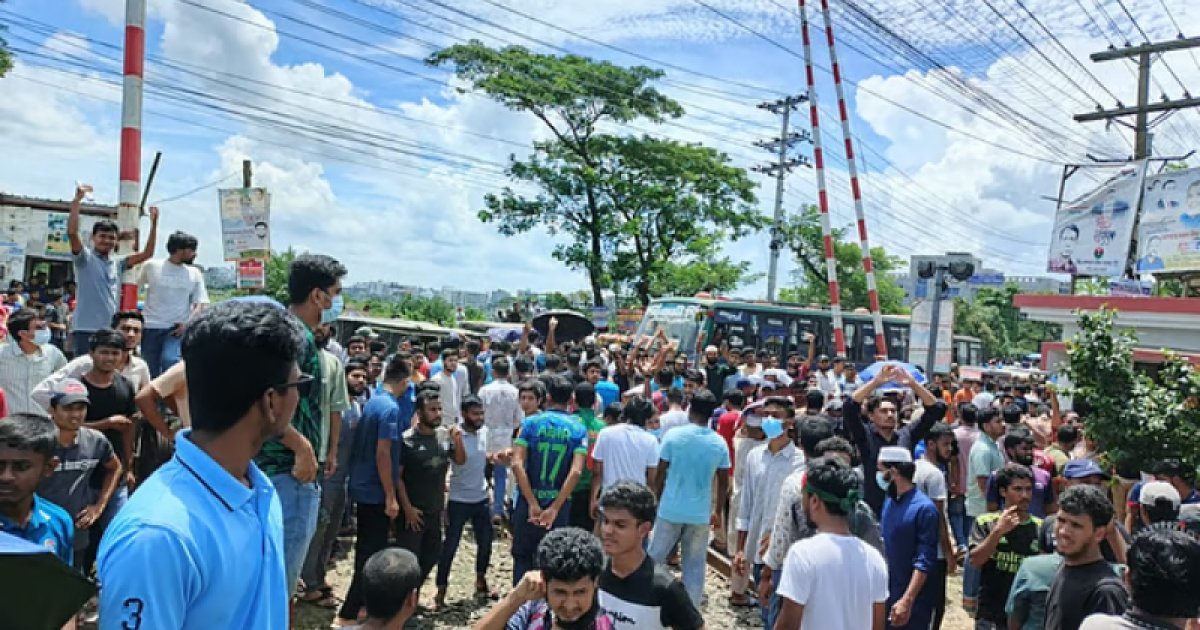 বনলতা এক্সপ্রেস ট্রেন আটকে পলিটেকনিক শিক্ষার্থীদের বিক্ষোভ
