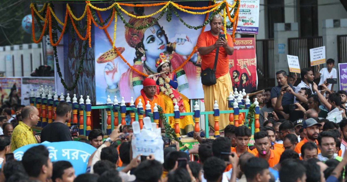 বর্ণাঢ্য শোভাযাত্রায় শ্রী কৃষ্ণের জন্মদিন উদযাপিত