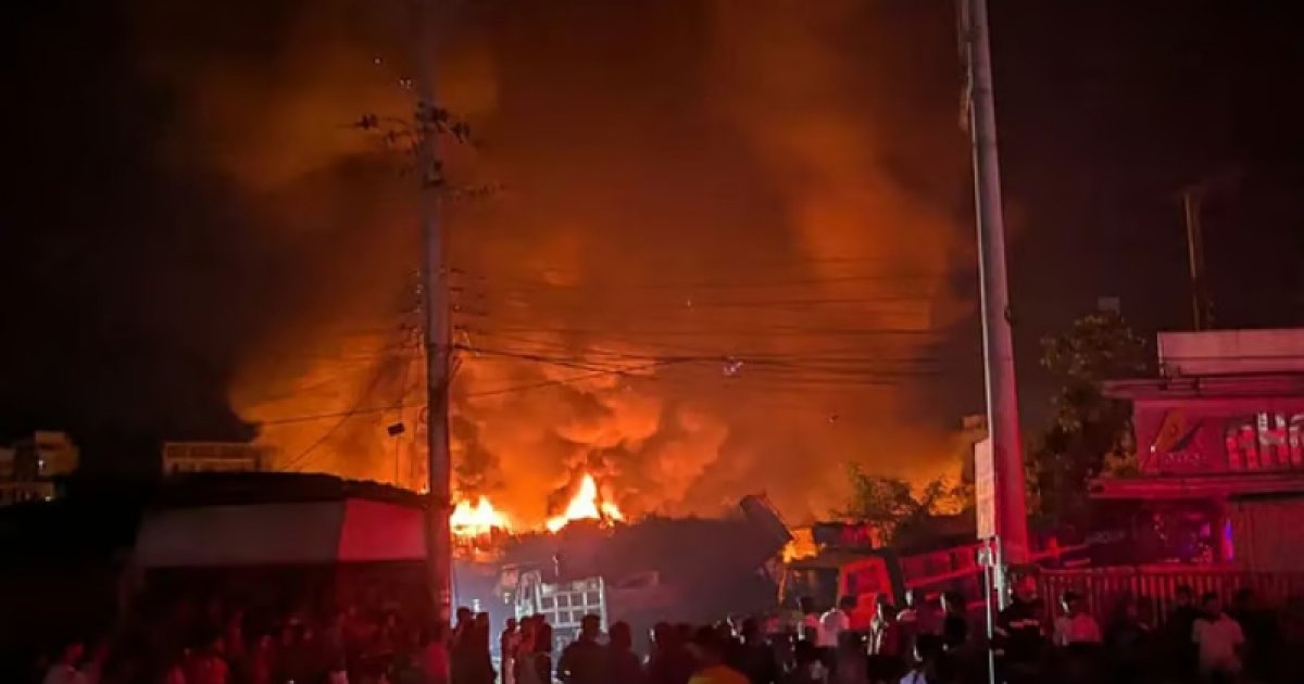 চট্টগ্রামে ঝুটের গুদামে আগুন, ছয় ঘণ্টায়ও পুরোপুরি নেভেনি