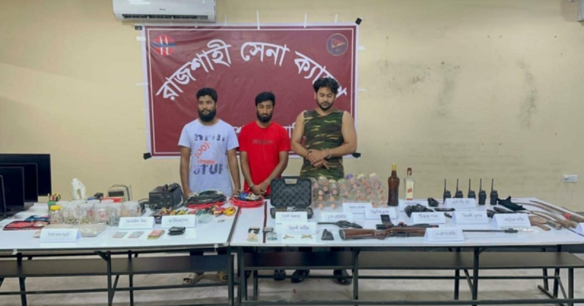 রাজশাহীতে যৌথ বাহিনীর অভিযানে আটক ৩, অস্ত্র ও বোমা তৈরির সরঞ্জাম উদ্ধার