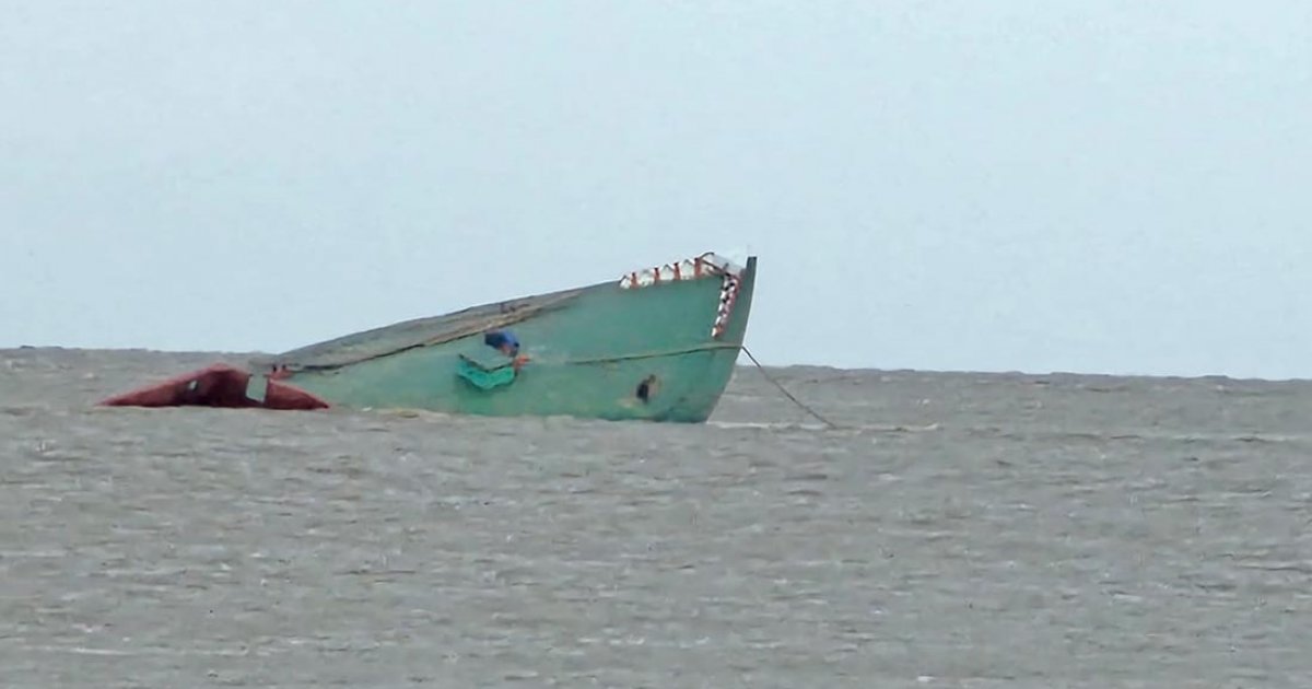 তীব্র স্রোতে পদ্মায় ডুবলো বালুবোঝাই বাল্কহেড