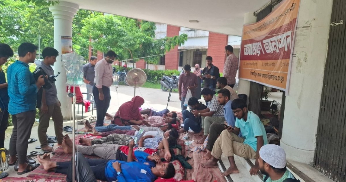 রোকেয়া বিশ্ববিদ্যালয়ে আমরণ অনশনে দুই শিক্ষার্থী অসুস্থ