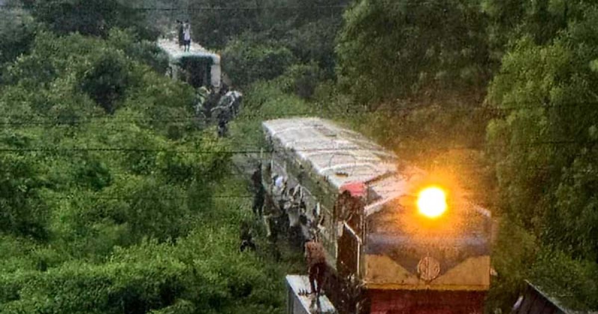 চলন্ত অবস্থায় দুই ভাগ হয়ে গেলো ট্রেন, শিডিউল বিপর্যয়