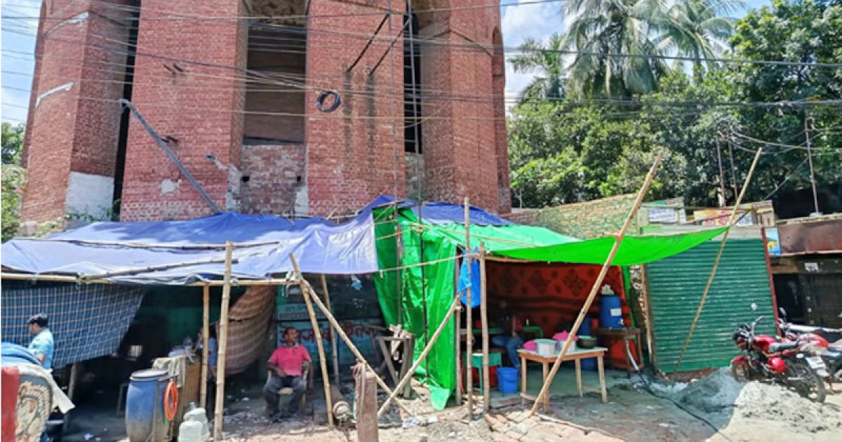 ডিএসসিসির জায়গায় অবৈধ স্থাপনা নির্মাণ করছে কারা