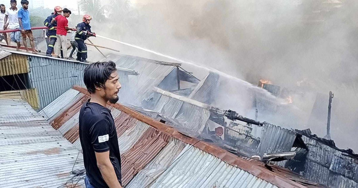 মহাখালী সাততলা বস্তির আগুন নিয়ন্ত্রণে