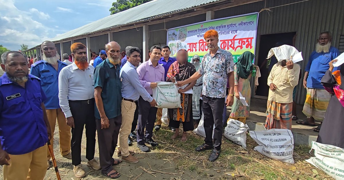 ফরিদপুরে আশ্রয়ণ প্রকল্পের পানিবন্দি ২৬০ পরিবার পেলো ত্রাণসহায়তা