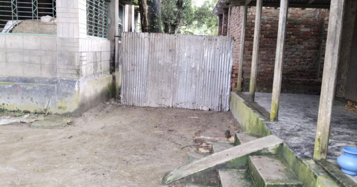 ঈশ্বরগঞ্জে চলাচলের রাস্তায় ইট-টিনের বেড়া, বিপাকে পাঁচ পরিবারসহ শিক্ষার্থীরা