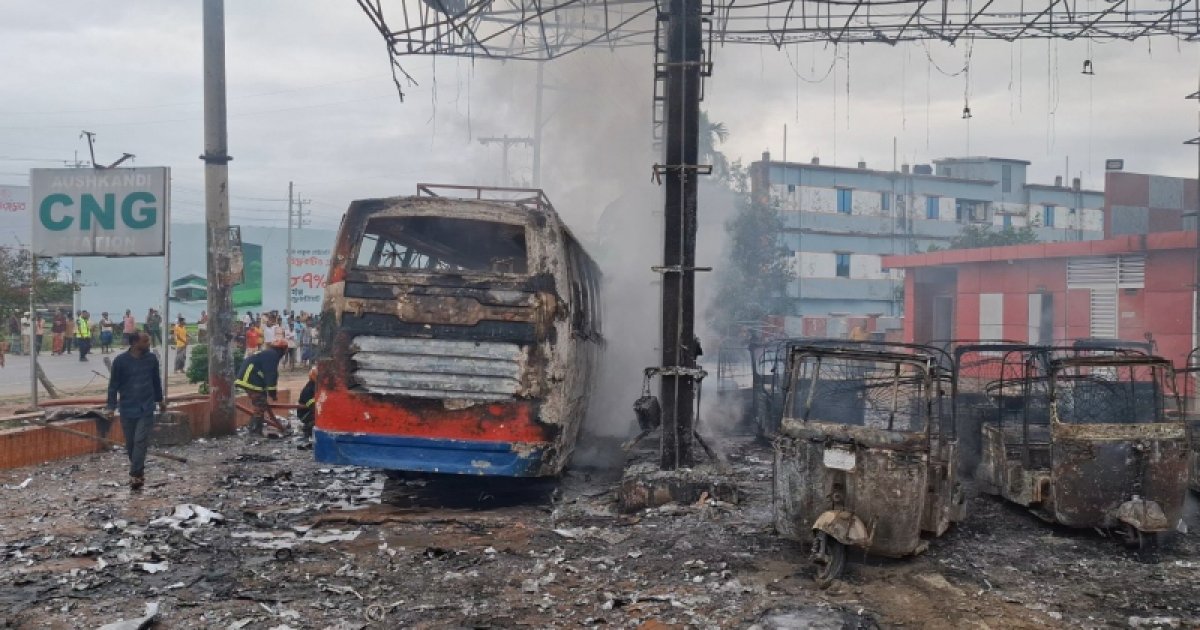 গ্যাস পাম্পে ভয়াবহ অগ্নিকাণ্ড, এক বাস ৯ সিএনজি ও দুই মোটরসাইকেল পুড়ে ছাই