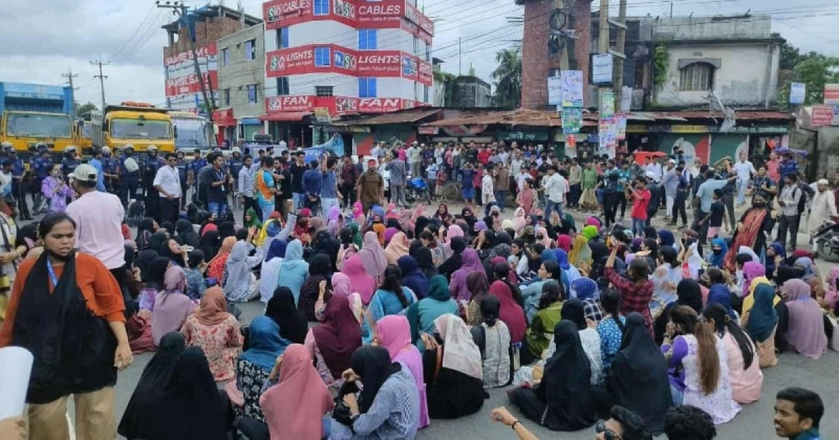 স্থায়ী ক্যাম্পাসের দাবিতে ঢাকা-চট্টগ্রাম মহাসড়ক অবরোধ ফেনী ইউনিভার্সিটির শিক্ষার্থীদের