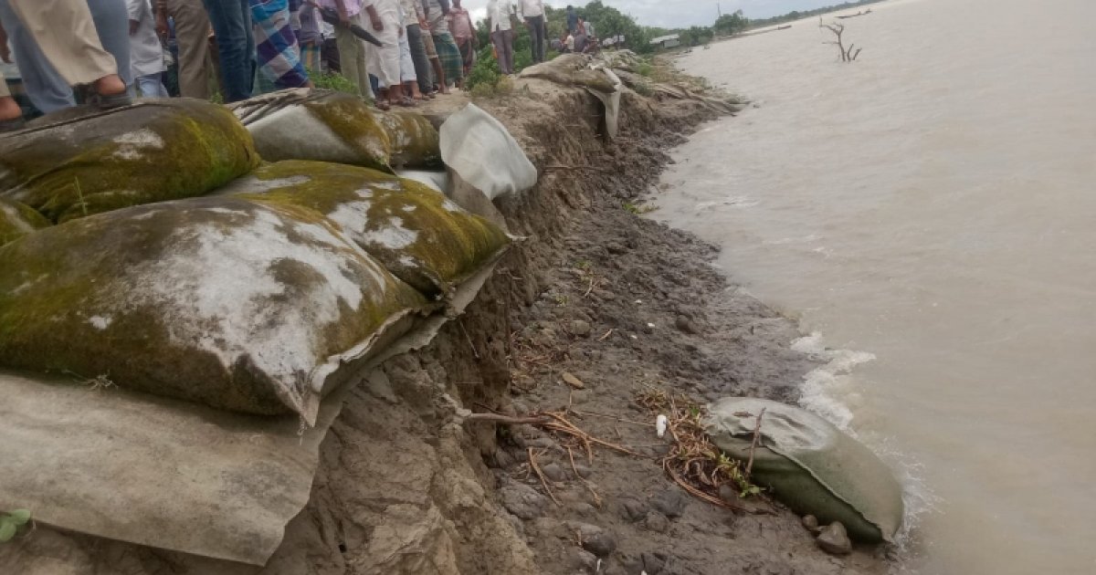 বাঁধ ভেঙে প্লাবন আতঙ্কে পাইকগাছার ১৩ গ্রামের ১৫ হাজার মানুষ