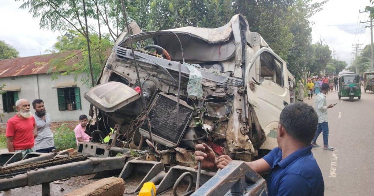 বৈদ্যুতিক খুঁটির সঙ্গে লেগুনার ধাক্কা, প্রাণ গেলো নারী শ্রমিকের