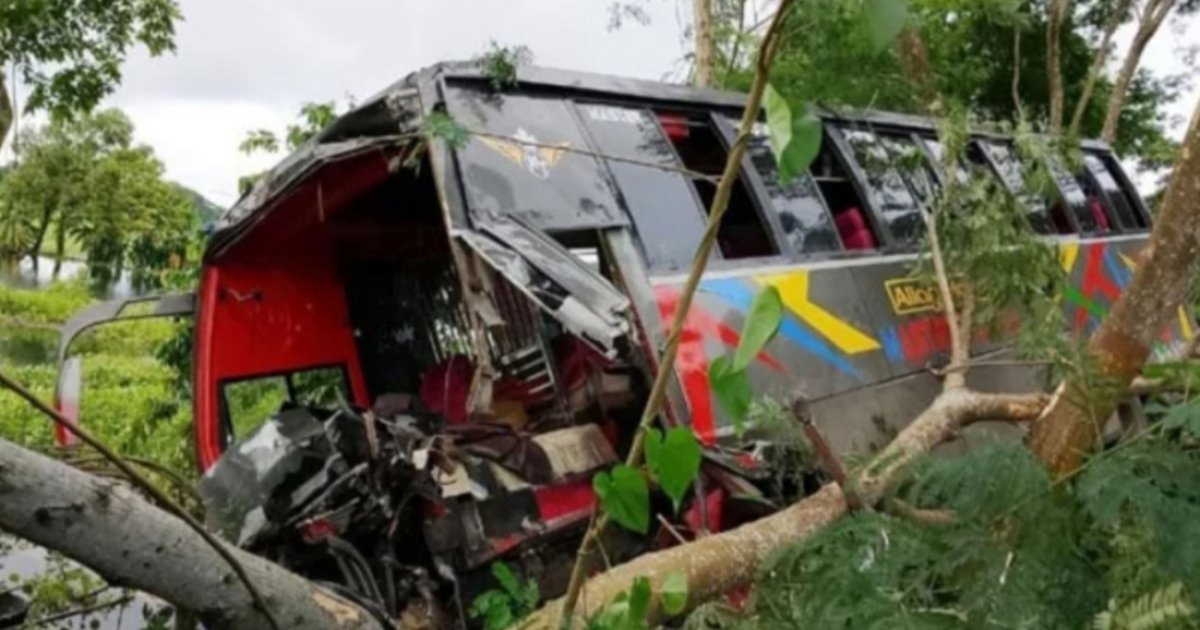 গোপালগঞ্জে যাত্রীবাহী বাস খাদে পড়ে ২০ জন আহত