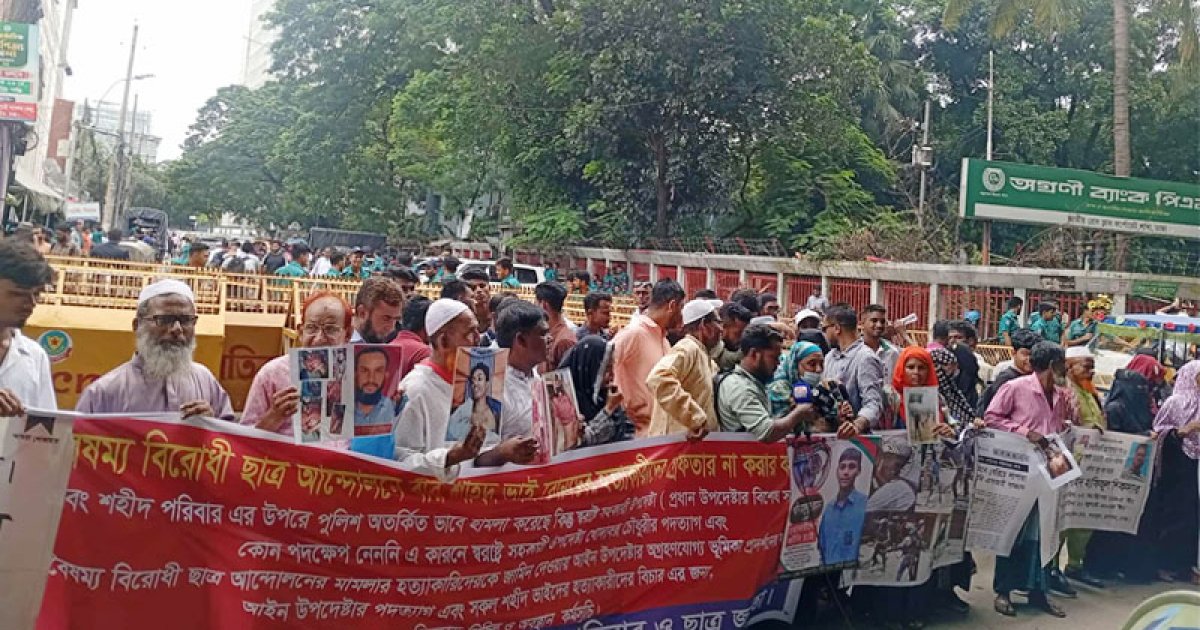 আইন উপদেষ্টার পদত্যাগের দাবিতে সচিবালয়ের সামনে জুুলাই শহীদ ও আহতদের স্বজনদের বিক্ষোভ