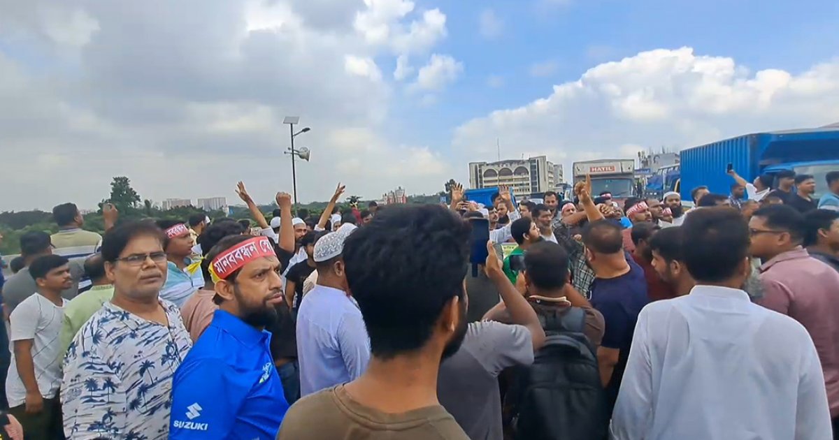 সেতু নির্মাণ ও সড়ক সংস্কারের দাবিতে ঢাকা-ময়মনসিংহ মহাসড়ক অবরোধ