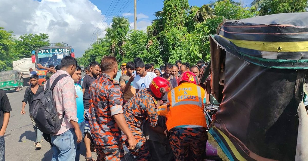 খুলনা-সাতক্ষীরা মহাসড়কে ইজিবাইকে পিকআপচাপা: নিহত বেড়ে ৪
