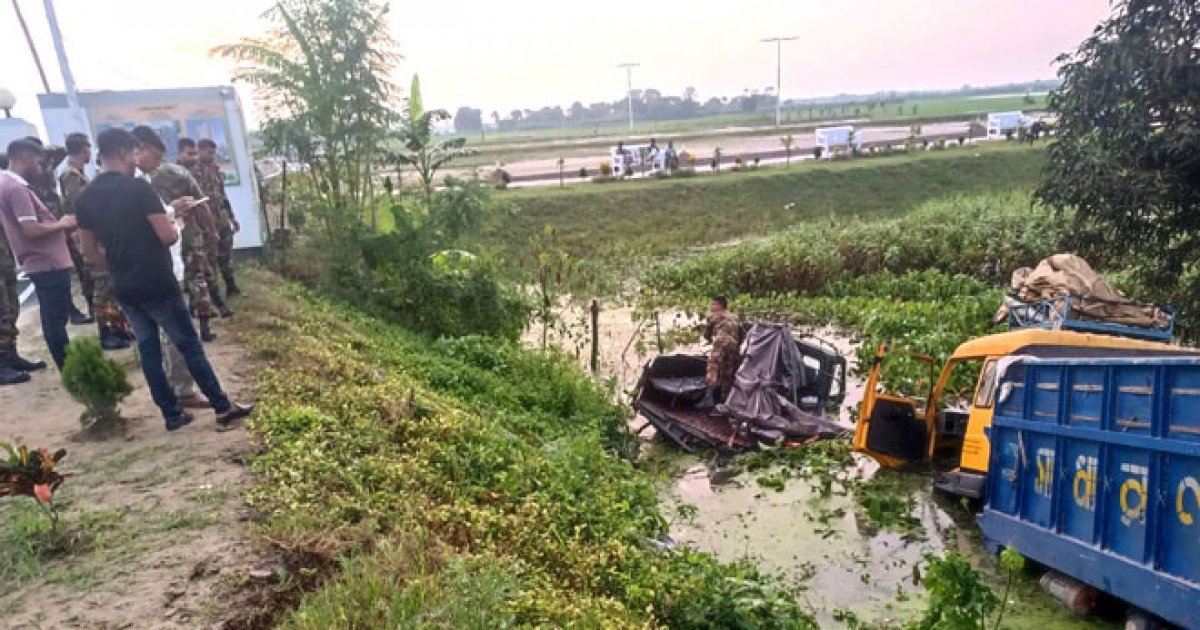 সেনাবাহিনীর পিকআপসহ ট্রাক খাদে, আহত ১০