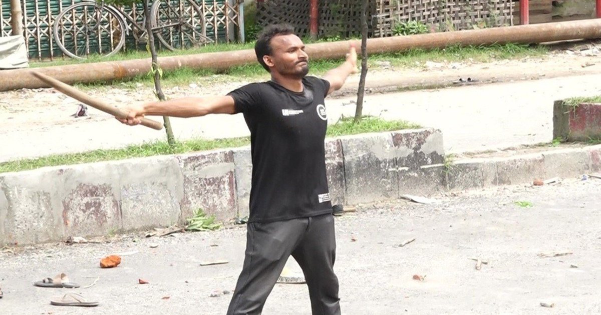 ছেলেকে গুলি করার ভিডিও দেখে ট্রাইব্যুনালে কাঁদলেন আবু সাঈদের বাবা