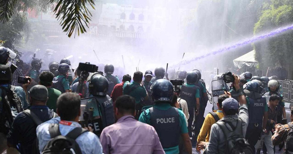 প্রকৌশল শিক্ষার্থীদের ওপর পুলিশের সাউন্ড গ্রেনেড নিক্ষেপ, কয়েকজন আহত