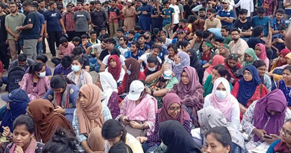 এবার ইন্টারকন্টিনেন্টালের সামনে প্রকৌশল শিক্ষার্থীদের বিক্ষোভ, সতর্ক অবস্থানে পুলিশ