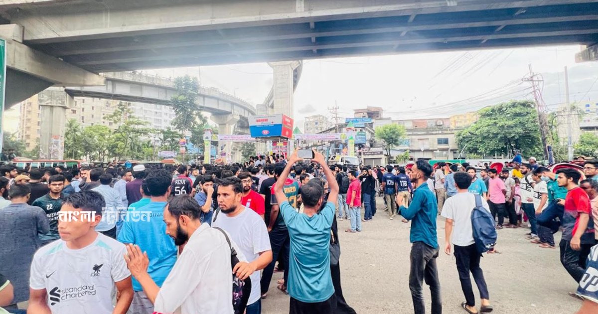 ঢাকায় হামলার প্রতিবাদে চট্টগ্রামে প্রকৌশল শিক্ষার্থীদের সড়ক অবরোধ, বিক্ষোভ