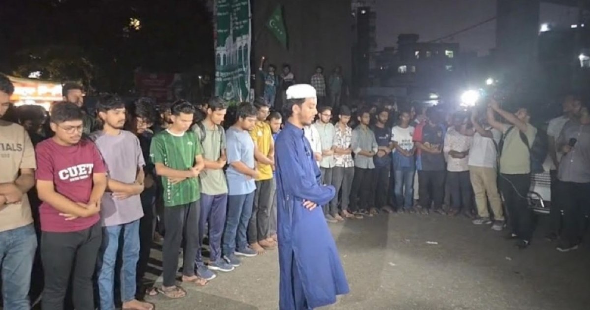 অন্তর্বর্তী সরকারের গায়েবানা জানাজা পড়লেন শিক্ষার্থীরা