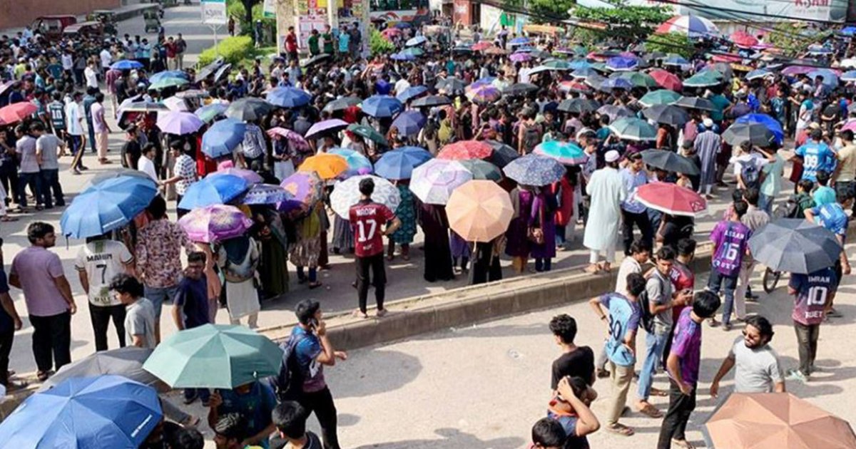 প্রকৌশলের শিক্ষার্থীদের ওপর হামলার প্রতিবাদে ঢাকা-রাজশাহী মহাসড়ক অবরোধ, বিক্ষোভ