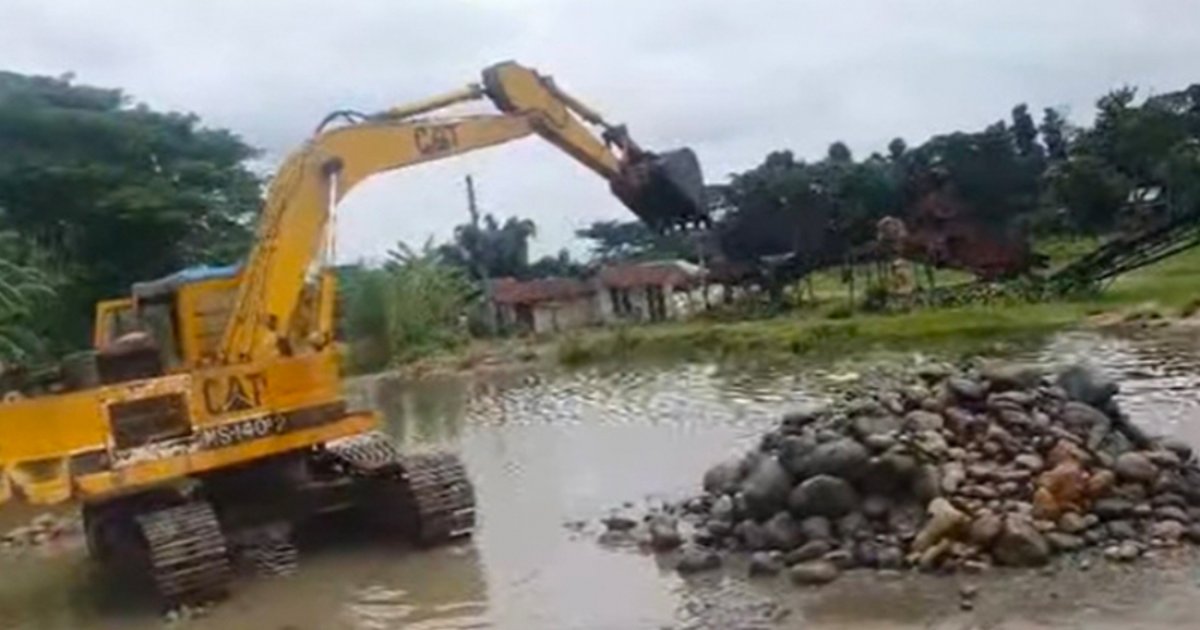 এবার পুকুর থেকে সাদাপাথর উদ্ধার