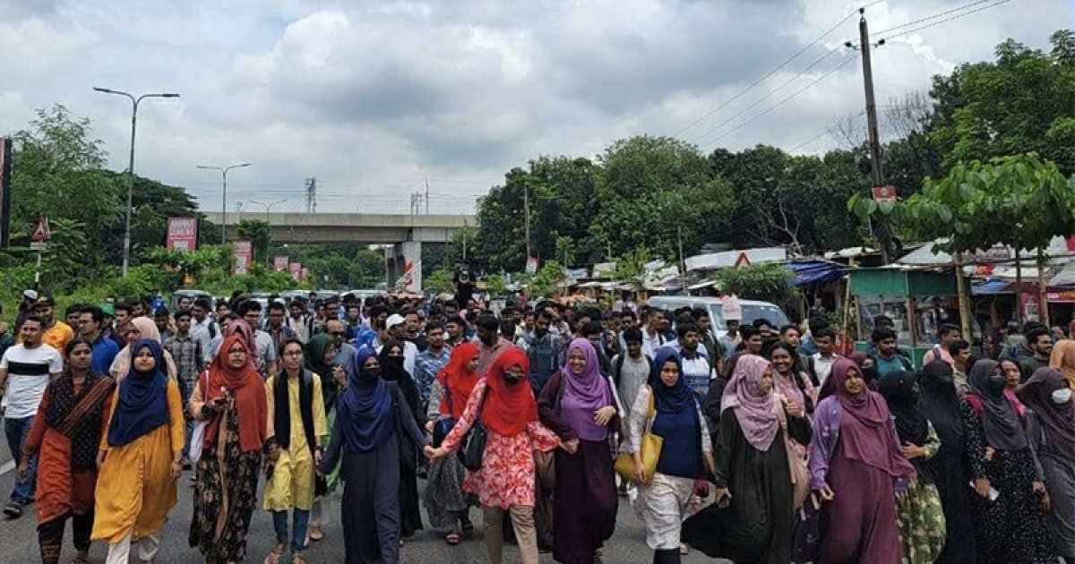 তিন দাবিতে আগারগাঁও অবরোধ কৃষি বিশ্ববিদ্যালয়ের শিক্ষার্থীদের