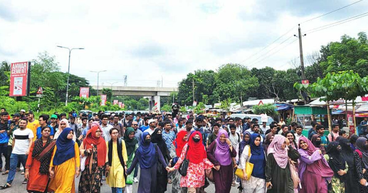 সড়ক ছাড়লেন শেকৃবি শিক্ষার্থীরা