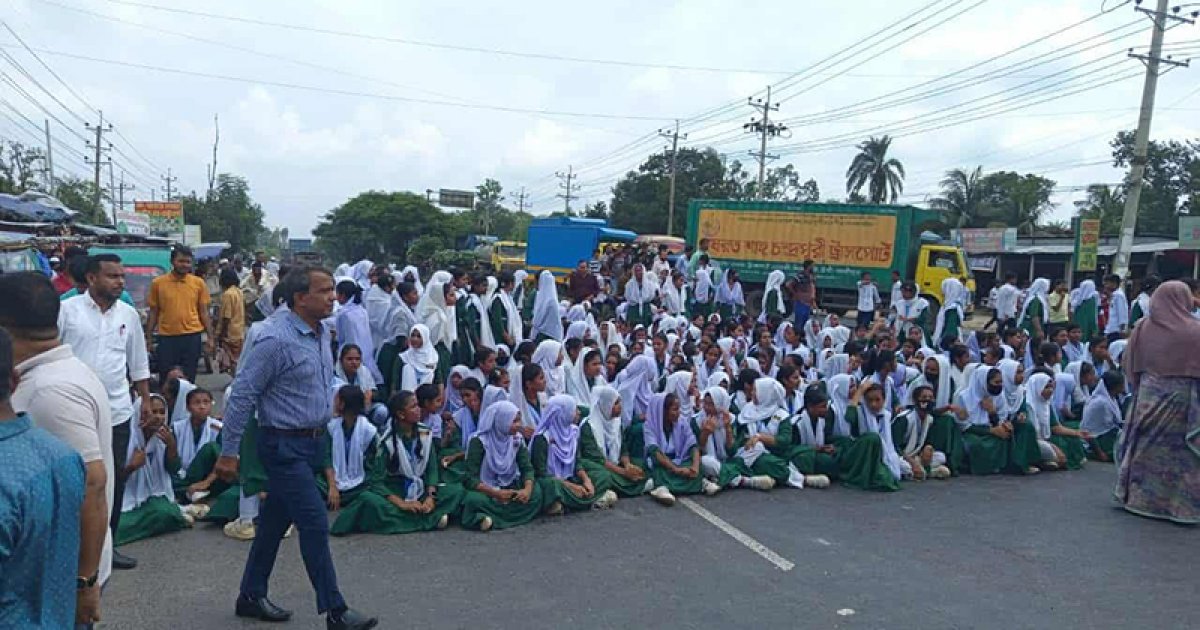 প্রধান শিক্ষক ও বিদ্যালয় সভাপতির পদত্যাগ দাবিতে মহাসড়ক অবরোধ