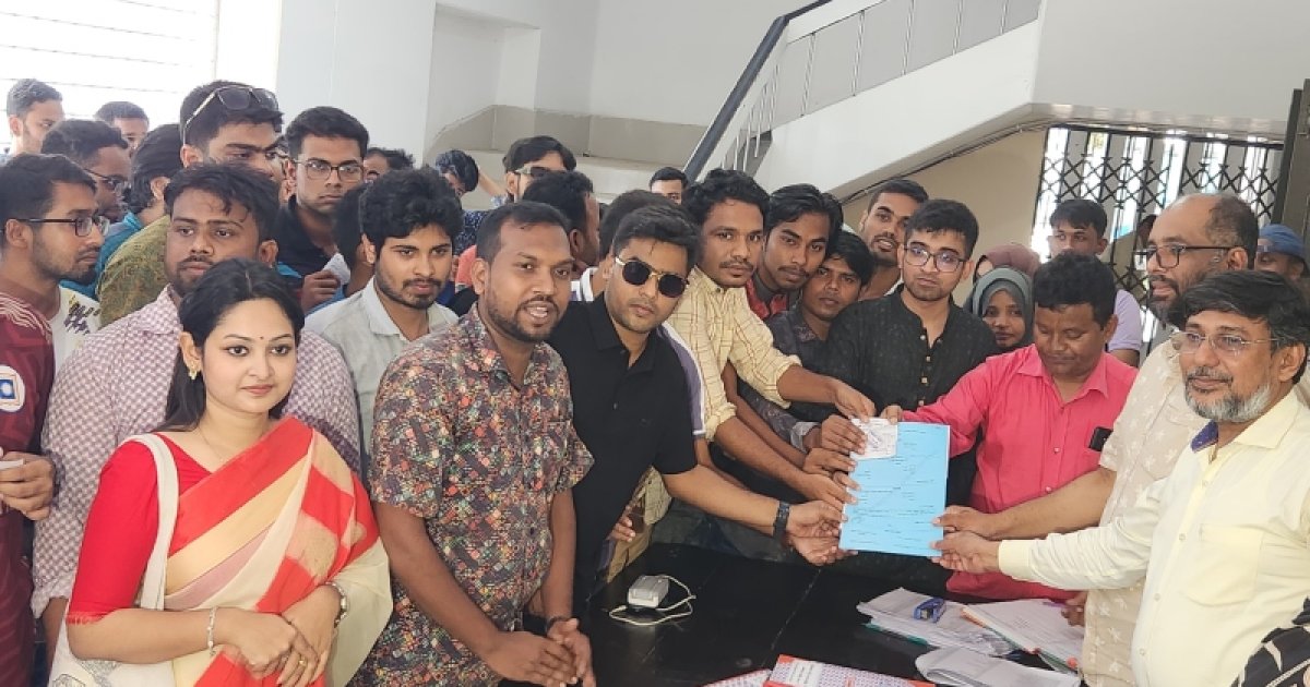 রাকসু নির্বাচনে লড়তে মনোনয়নপত্র তুলেছেন ছাত্রদলের নেতারা