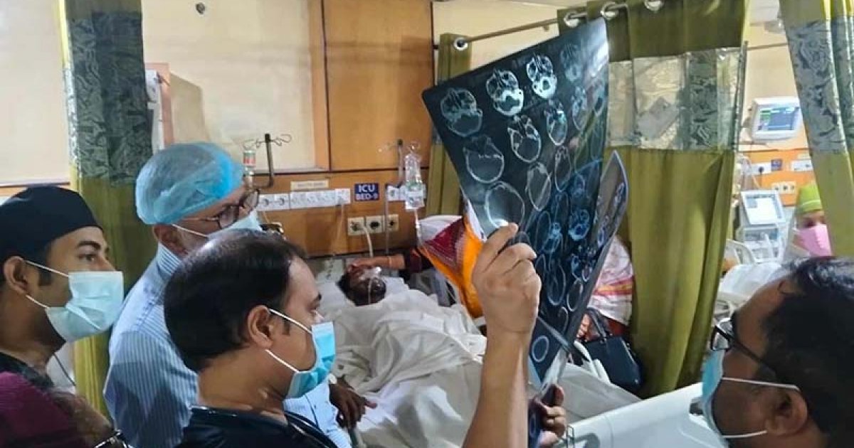 নুরের মাথায় আঘাত, ভেঙেছে নাকের হাড়