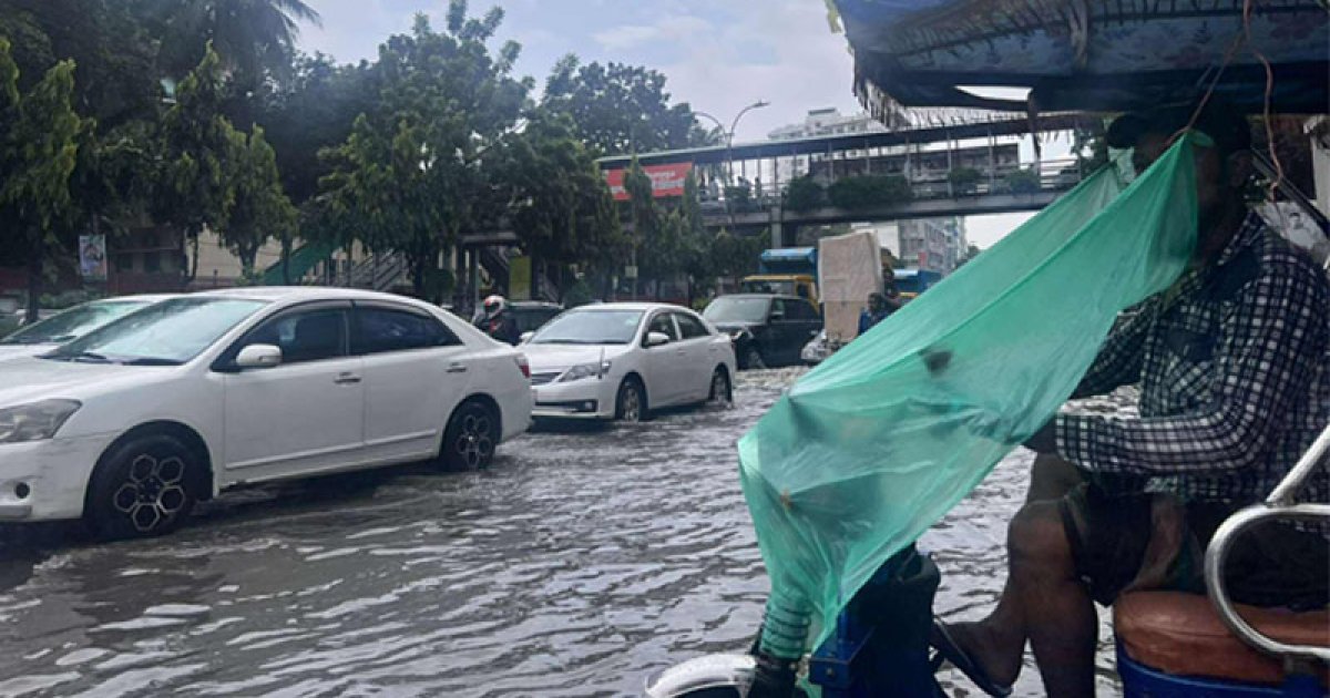 ঘণ্টা খানেকের বৃষ্টিতে ডুবে গেলো রাজধানীর অনেক এলাকা