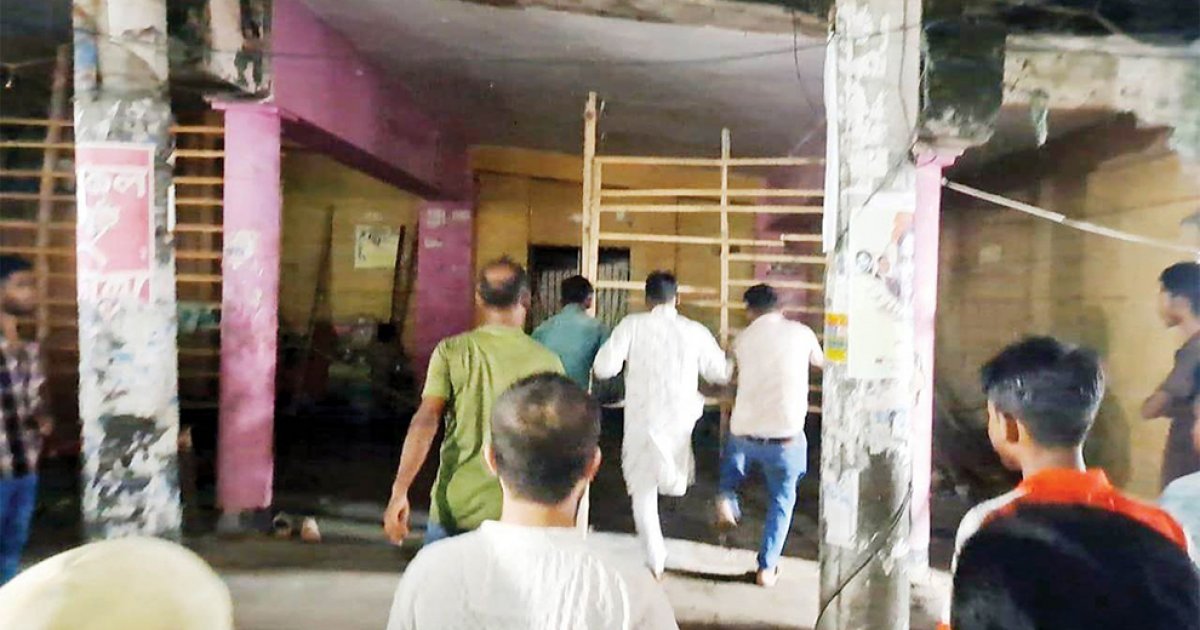 বগুড়ায় বিক্ষোভ মিছিল থেকে জাতীয় পার্টি অফিসে হামলা