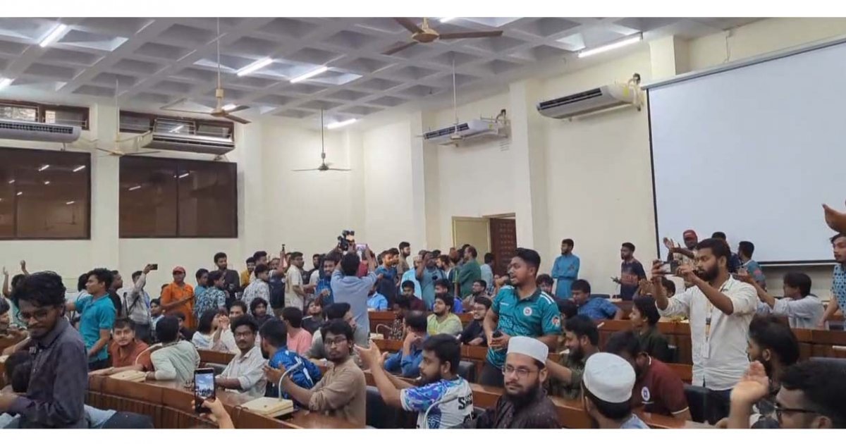 রাকসু নির্বাচন: জরুরি সভা থেকে ছাত্রদল ও গণতান্ত্রিক ছাত্রজোটের ওয়াকআউট