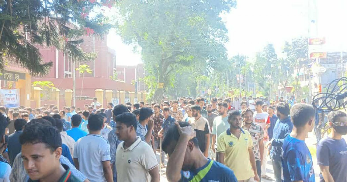 হলত্যাগের নির্দেশনা প্রত্যাখ্যান করে বাকৃবিতে শিক্ষার্থীদের বিক্ষোভ