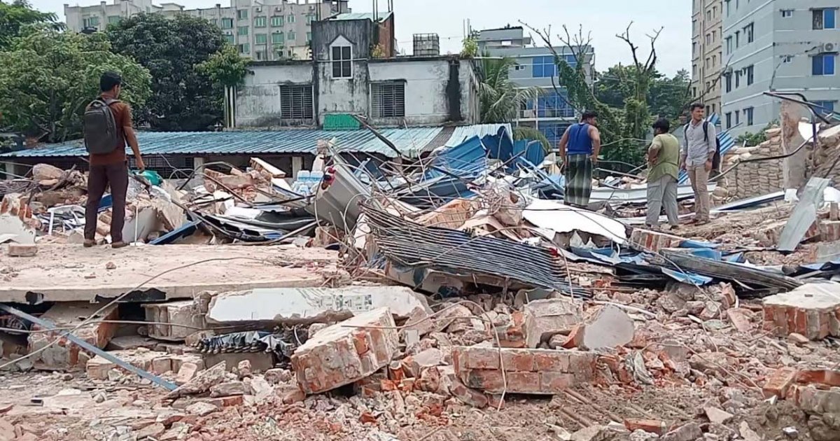 দখলমুক্ত হচ্ছে বাঁকখালী নদী, অবৈধ স্থাপনা উচ্ছেদ অভিযান শুরু