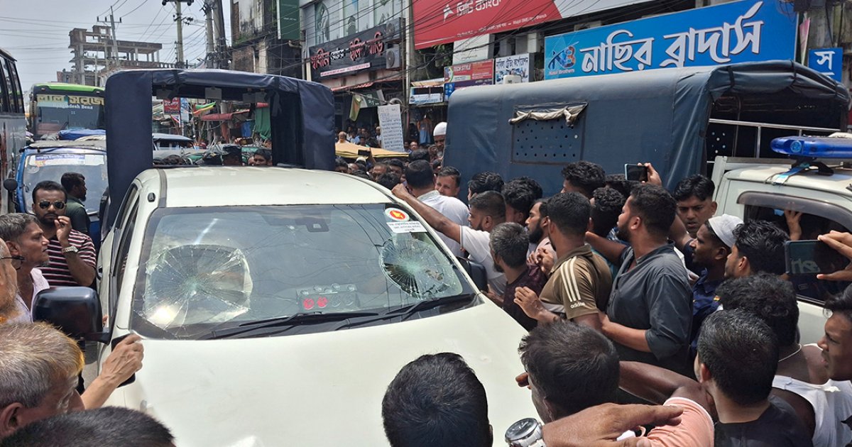 নোয়াখালীতে ভ্রাম্যমাণ আদালতের ওপর হামলা, নির্বাহী ম্যাজিস্ট্রেটের গাড়ি ভাঙচুর
