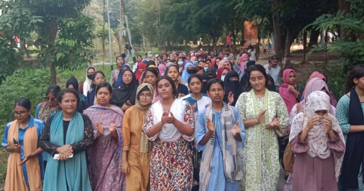 চবি শিক্ষার্থীদের ওপর হামলায় জড়িতদের গ্রেফতার দাবিতে ছাত্রীদের বিক্ষোভ
