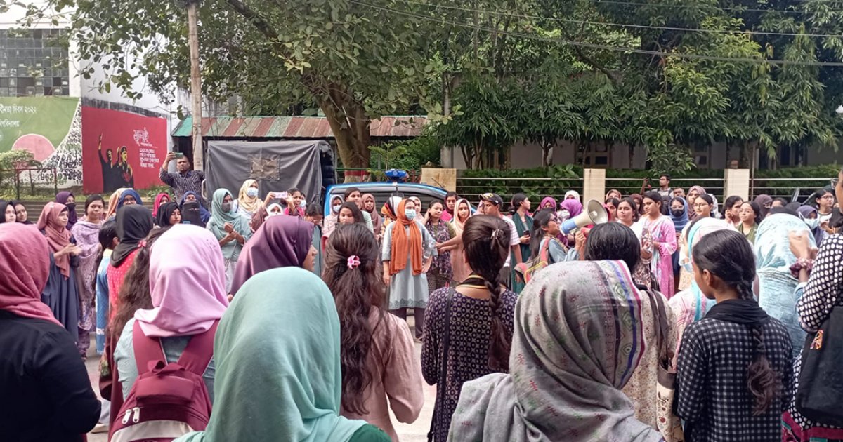 চবি উপাচার্যের বক্তব্যের প্রতিবাদে নারী শিক্ষার্থীদের বিক্ষোভ