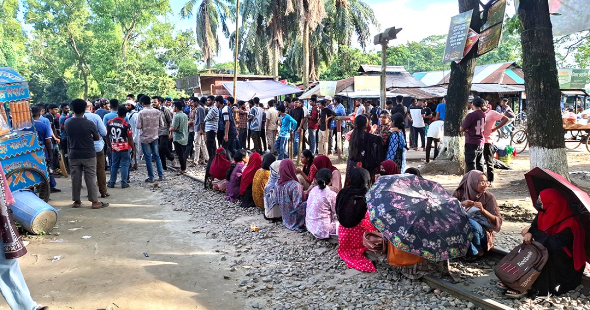 দ্বিতীয় দিনের মতো বাকৃবি শিক্ষার্থীদের রেললাইন অবরোধ, ঢাকা-ময়মনসিংহ ট্রেন চলাচল বন্ধ
