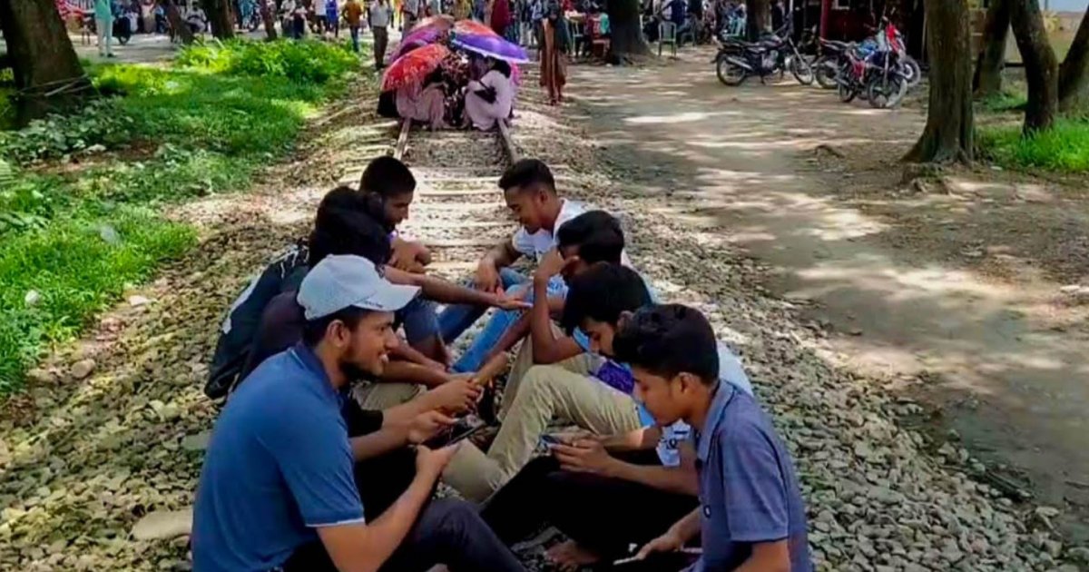 সাড়ে পাঁচ ঘণ্টা পর রেললাইন ছাড়লেন কৃষি বিশ্ববিদ্যালয়ের শিক্ষার্থীরা
