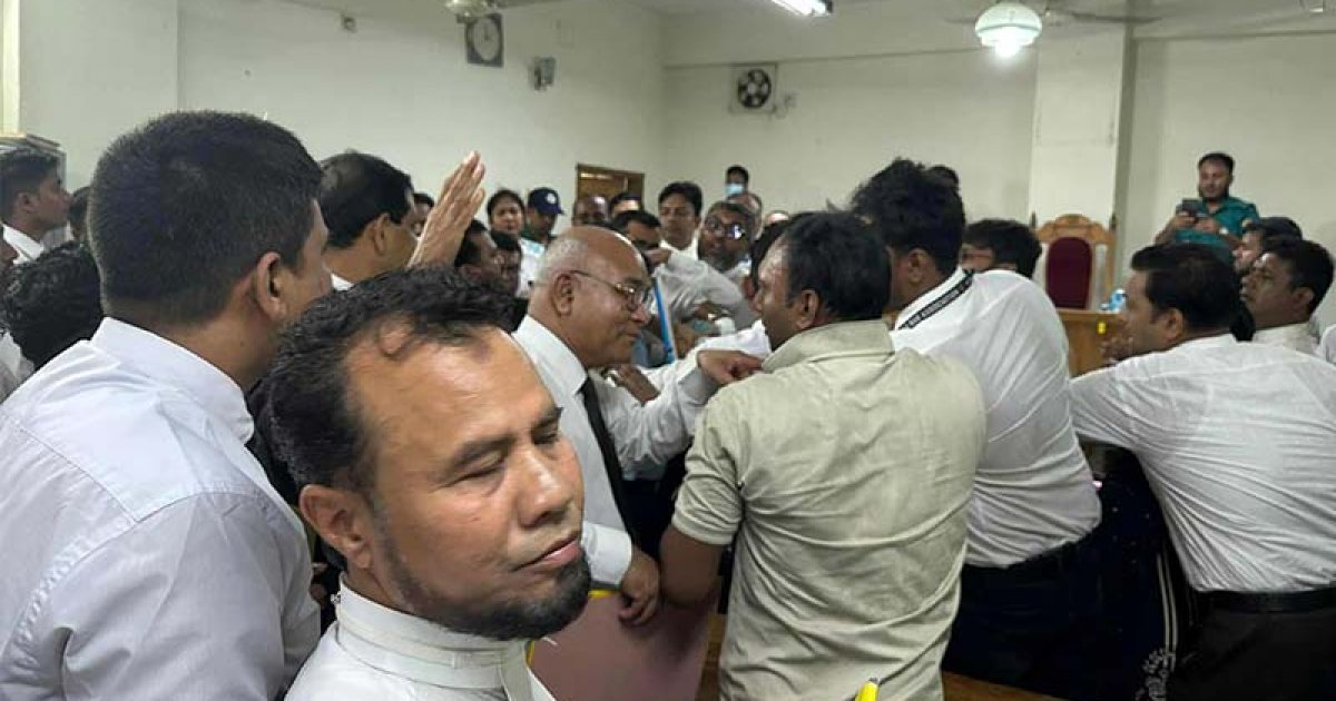 আদালত কক্ষে মারধরের শিকার সাংবাদিক, কোর্ট রিপোর্টার্স ইউনিটির ক্ষোভ
