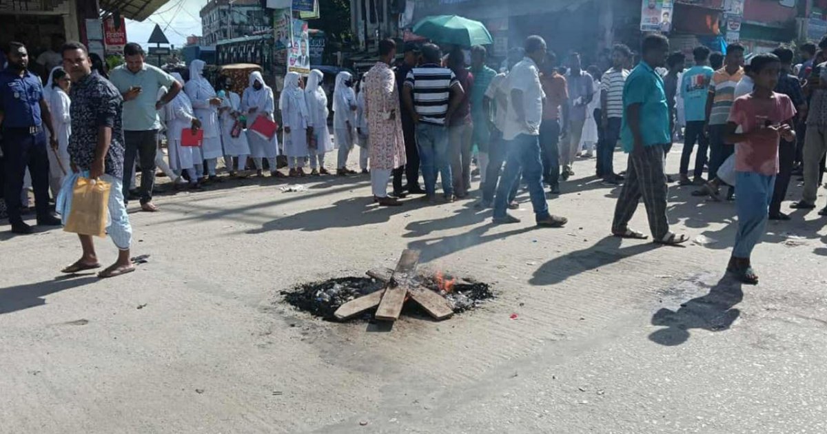 কিশোরগঞ্জে শিক্ষককে মারধর করায় শিক্ষার্থীদের সড়ক অবরোধ