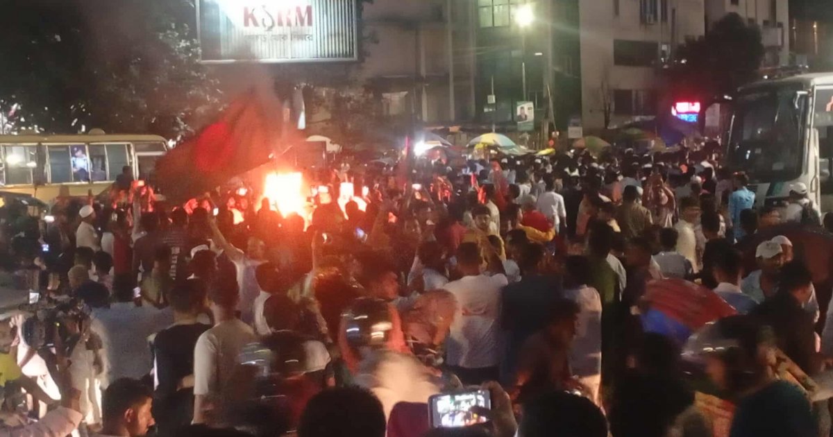 জাপা নিষিদ্ধের দাবিতে শাহবাগে টায়ার জ্বালিয়ে গণঅধিকার পরিষদের বিক্ষোভ