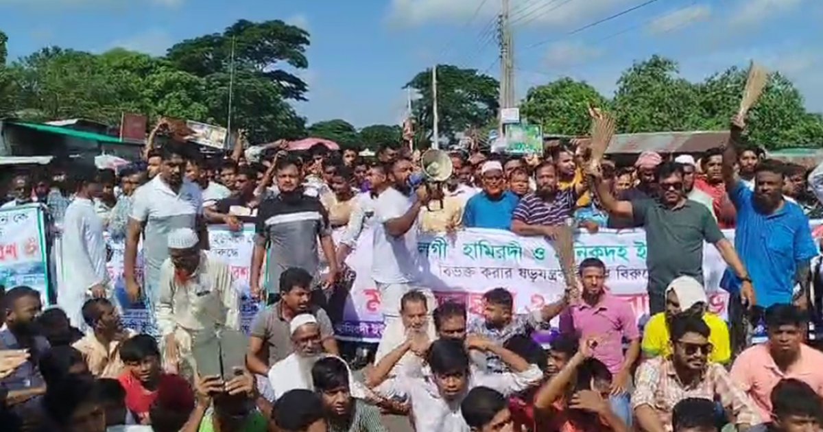ফরিদপুরে আসন বিন্যাসের প্রতিবাদে দুই মহাসড়ক অবরোধ