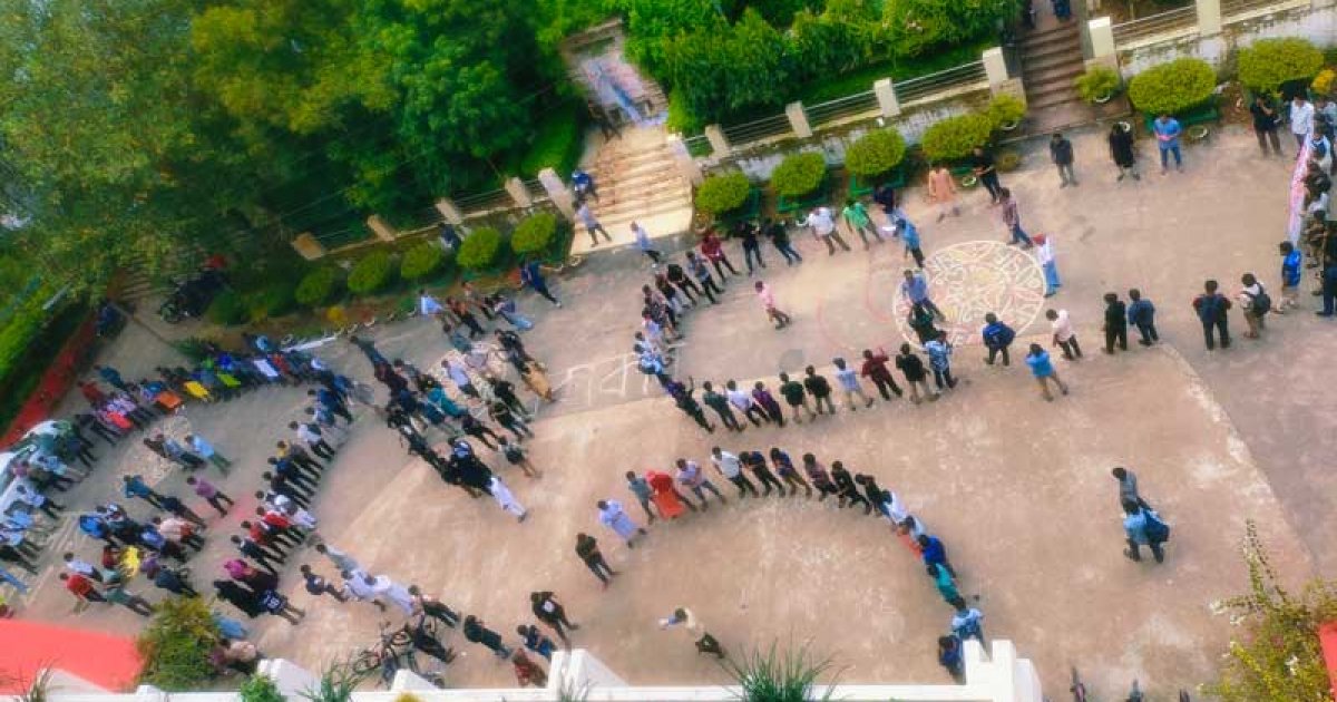 চট্টগ্রাম বিশ্ববিদ্যালয়ে প্রশাসনিক ভবনের সামনে চতুর্মুখী বিক্ষোভ