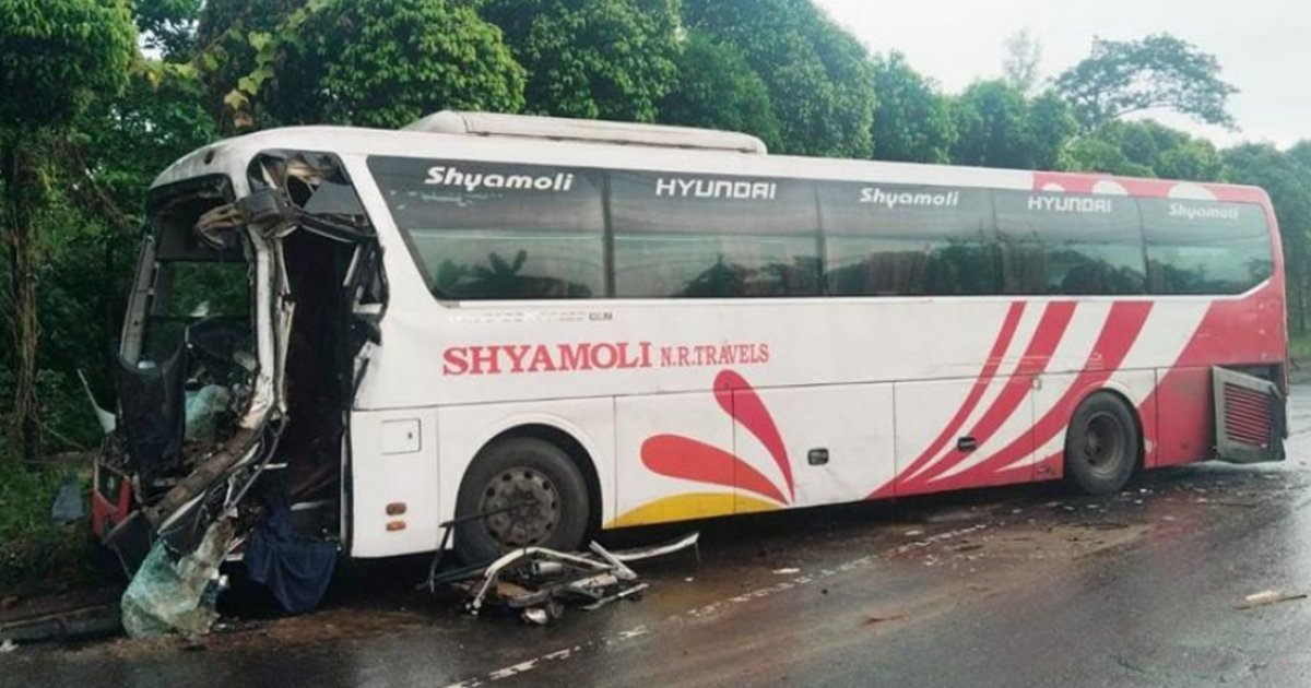 ফেনীতে ট্রাকের পেছনে বাসের ধাক্কা, প্রাণ গেলো দুজনের